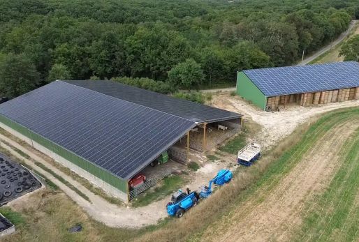 Hangar agricole rénové par Triangle Énergie avec pose de panneaux solaires sur la toiture
