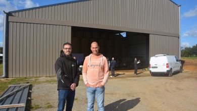Client Triangle Énergie devant son hangar agricole photovoltaïque Client Triangle Énergie devant son hangar agricole photovoltaïque